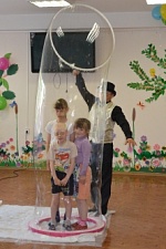Продюссерский центр "Дины Лиман" подарил  детям   1 июня волшебное "ШОУ МЫЛЬНЫХ ПУЗЫРЕЙ"